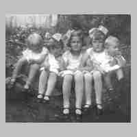 094-0017 Beine wie die Orgelpfeifen ...... 1930 in Schirrau in Darges Garten.jpg